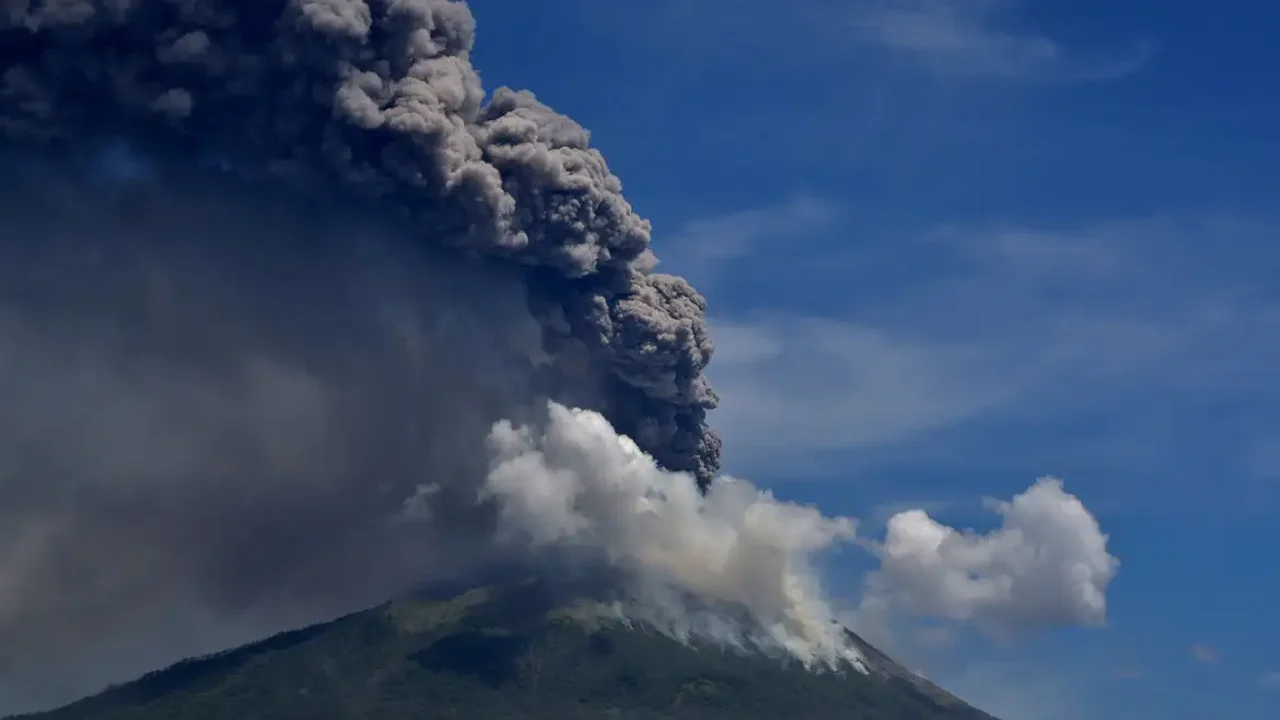 Um dos vulcões mais ativos do mundo volta a entrar em erupção no Havaí