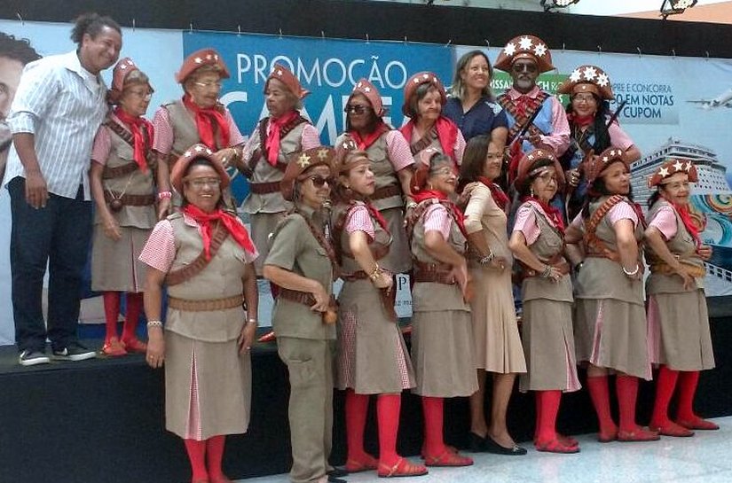 Jovens e idosos do Cras se apresentam em shopping