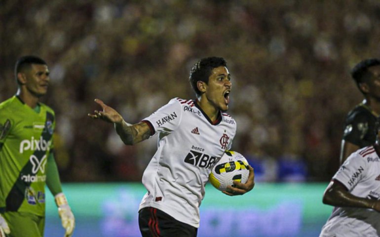 Flamengo é vaiado, leva gol de bicicleta, mas vira em estreia na Copa do Brasil