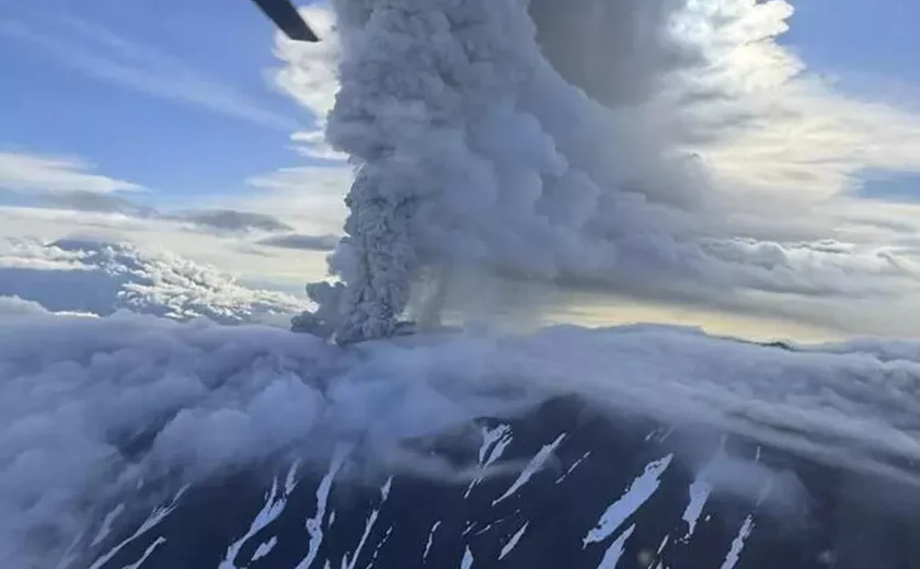 Vulcão entra em erupção na Rússia pela 1ª vez em 450 anos