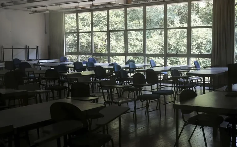 Professor de escola particular é preso por importunação sexual após denúncia de alunas