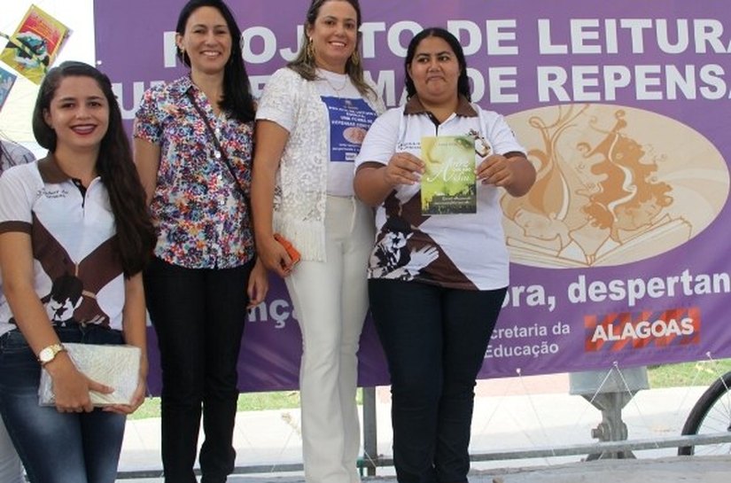Aluna de escola estadual lança livro em feira literária em Arapiraca