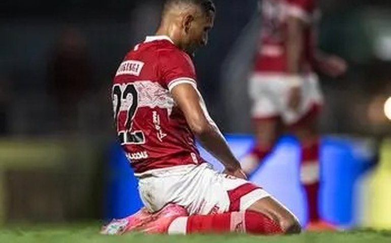 CRB perde em casa para o líder Coritiba após sofrer gol de pênalti no fim