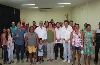Prefeitura de Arapiraca entrega boletos quitados de dívidas de agricultores nesta segunda