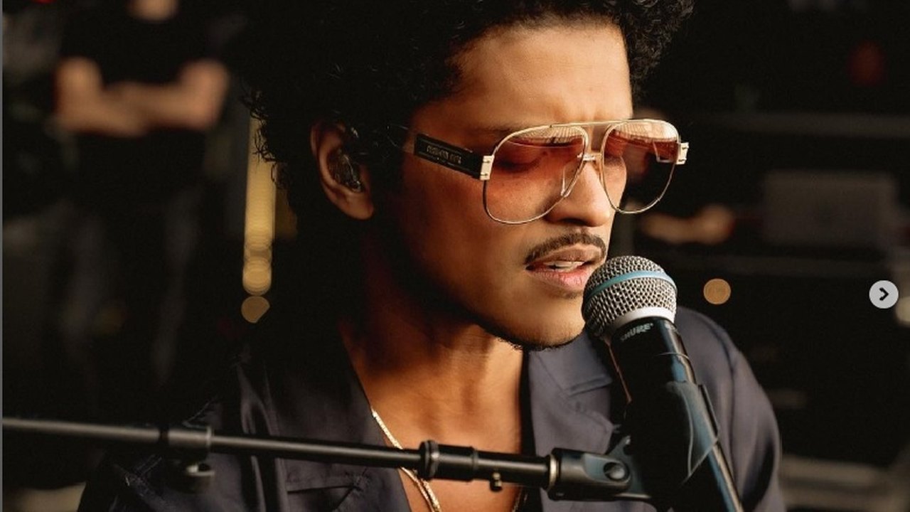 The Town: Bruno Mars comemora ingressos esgotados no festival ao som de 'Dança da Motinha'