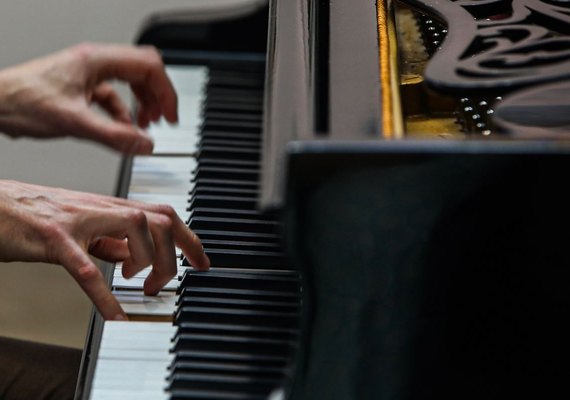 Festival de piano leva música a escolas e locais públicos de Joinville