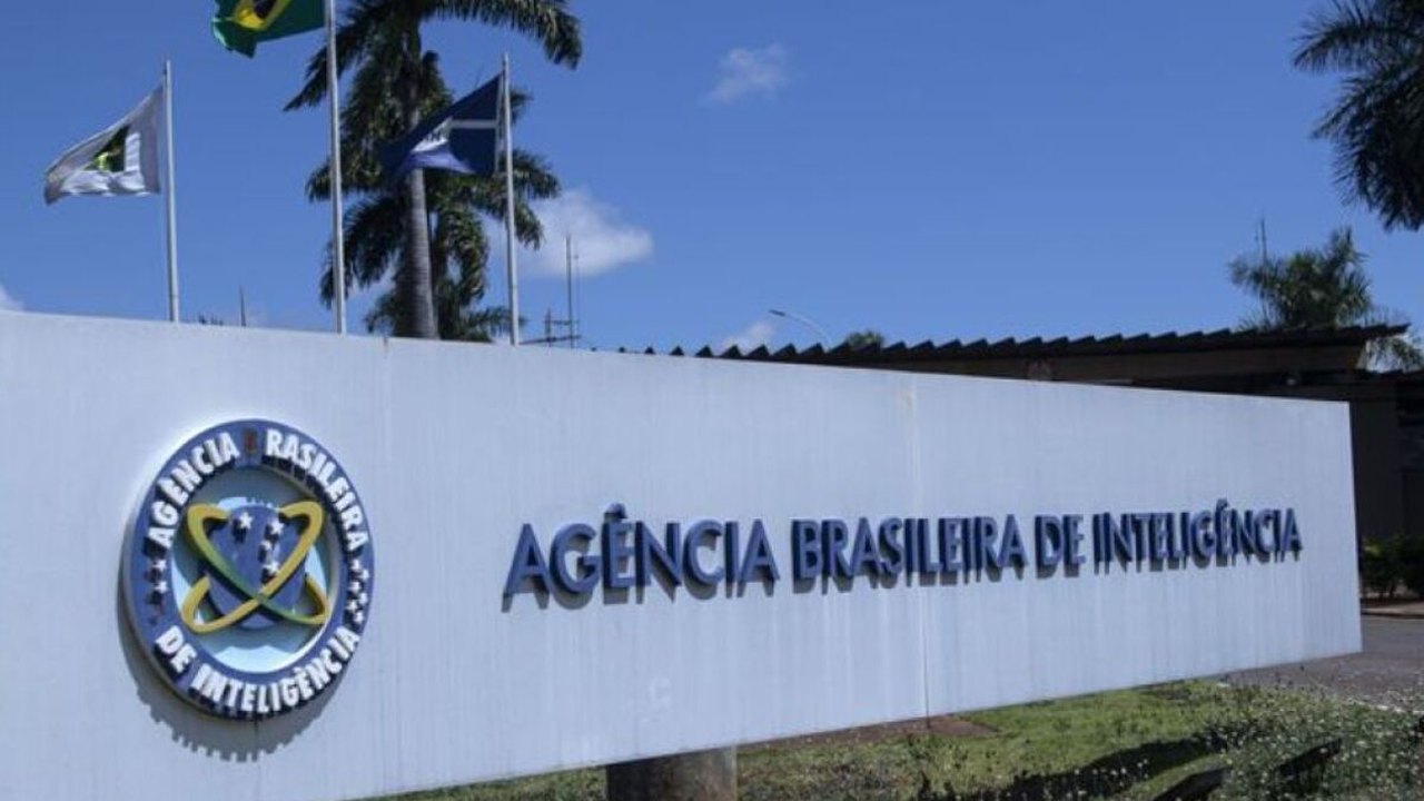 Lista de monitorados pela Abin tem políticos, assessores, ambientalistas, caminhoneiros e acadêmicos; veja detalhes