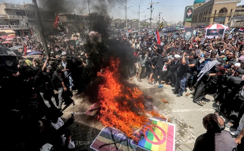 Manifestantes queimam bandeira LGBTQIA+ no Iraque em protesto contra onda de islamofobia na Suécia