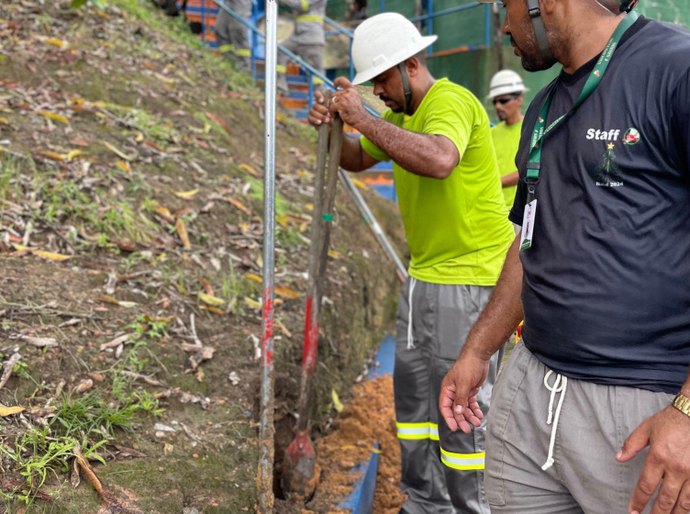 Prefeitura amplia rede de LED na Grota da Alegria com 15 novos postes em escadaria da comunidade