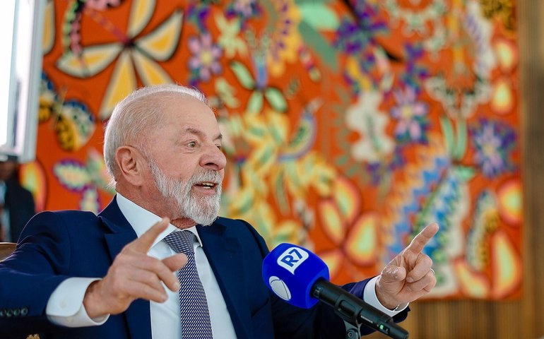 'O homem que tem dignidade não rasteja diante de outro homem', diz Lula sobre ir atrás de Trump