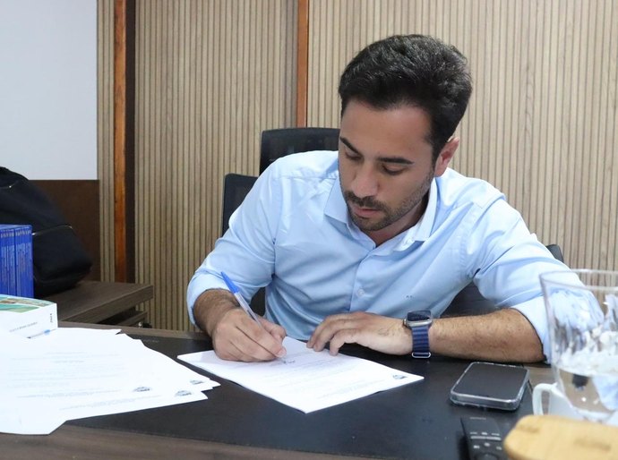 Prefeito de Santana do Mundaú anuncia abono salarial para servidores da educação