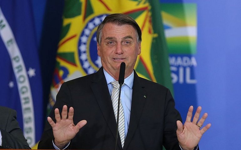Bolsonaro diz que vai desonerar folha de pagamento da saúde