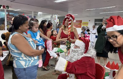 Festa de Natal leva alegria e acolhimento às crianças internadas na Pediatria do HGE