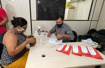 Prefeitura entrega 250 cartões alimentação para permissionários do Shopping Popular