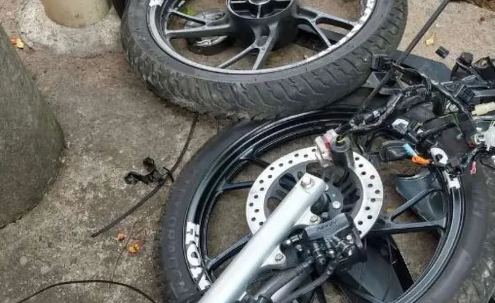 Polícia apreendeu peças adulteradas em casa no bairro Mata do Rolo Polícia apreendeu peças adulteradas em casa no bairro Mata do Rolo