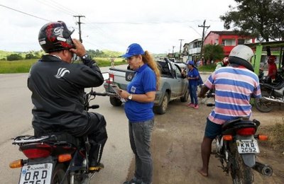 Ação educativa do DER orienta 300 condutores na AL-101 Norte