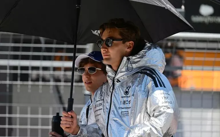 Mercedes confirma Russell e Antonelli como pilotos para 2026