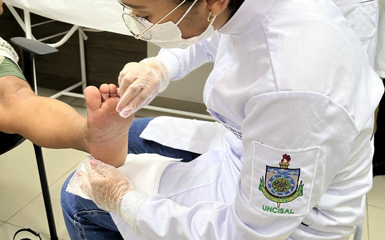 Cuidado com pé diabético oferta exame de plantigrafia e auxilia alunos da Uncisal em prática multidisciplinar