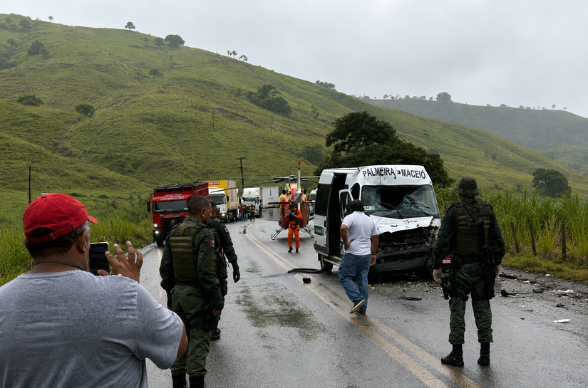 VÍDEO: colisão entre van e caminhão deixa 11 feridos na BR-316, em Atalaia