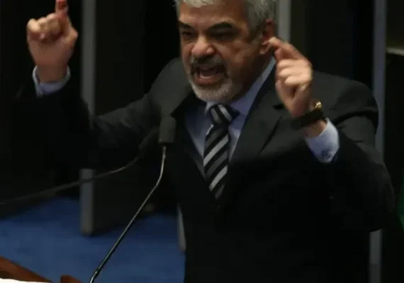 Humberto Costa assume presidência do PT e diz que sua missão é reeleger Lula em 2026