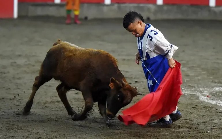 'Toureiros anões' se apresentam na França após Espanha proibir espetáculos de 'escárnio e zombaria'