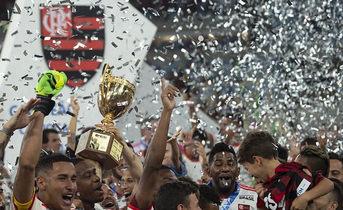 Elenco comemora o título carioca pelo Flamengo