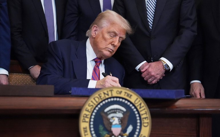 Trump ameaça novamente BRICS com tarifas e diz que grupo quer acabar com a 'dominância do dólar'