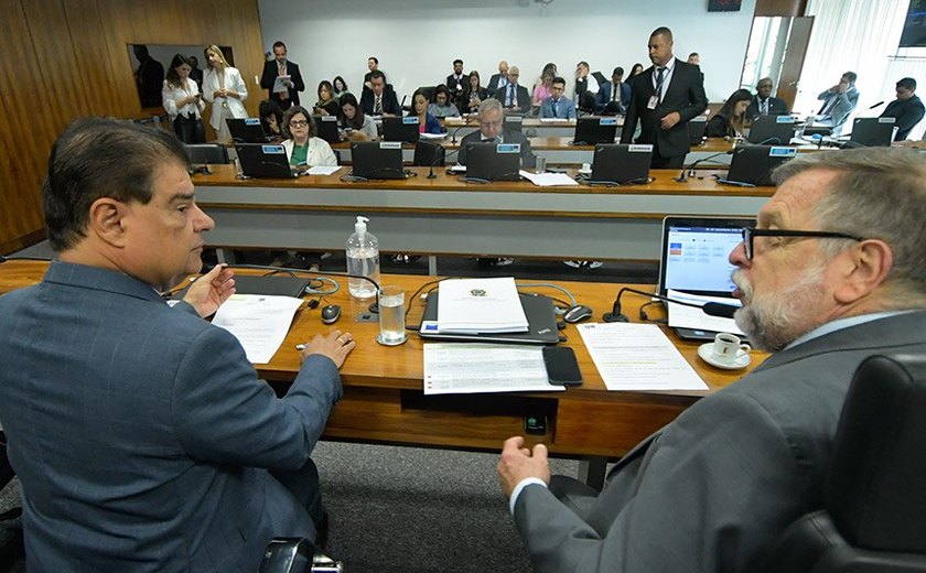 CE aprova duas ausências anuais para trabalhador participar de atividade escolar