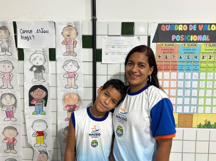 'Nunca é tarde': escola municipal se torna espaço de transformação para adultos que voltam a estudar, junto com os filhos e netos