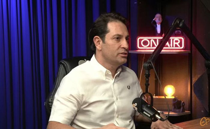 Toninho Lins durante entrevista