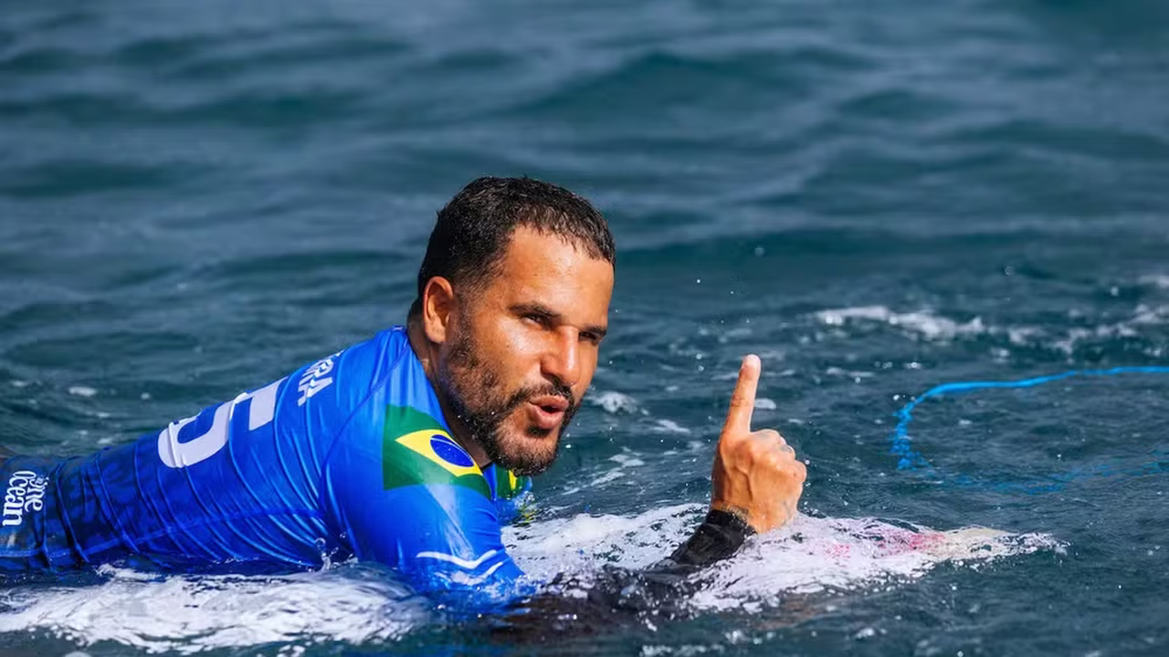 Ítalo Ferreira brilha em Teahupo’o e avança às semifinais