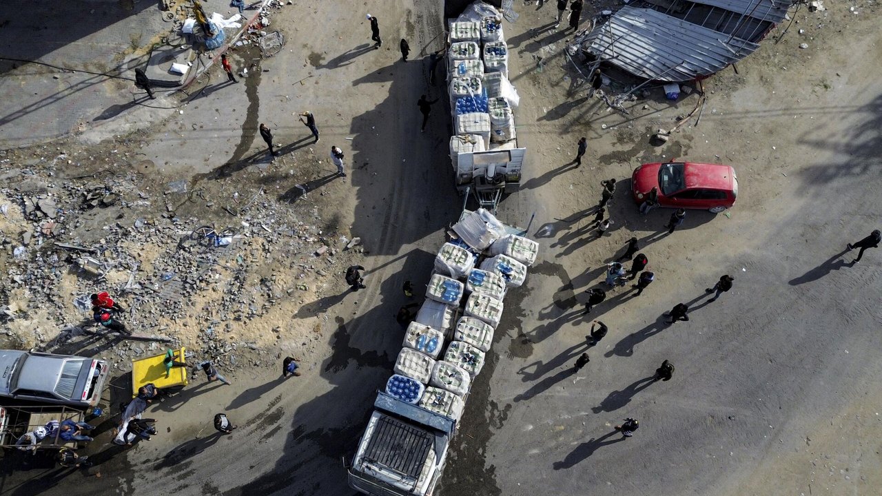 Caminhões com ajuda humanitária cruzam fronteira do Egito com a Faixa de Gaza