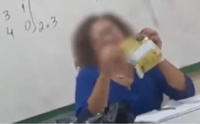 Aluno ‘presenteia’ professora negra com palha de aço no dia da mulher