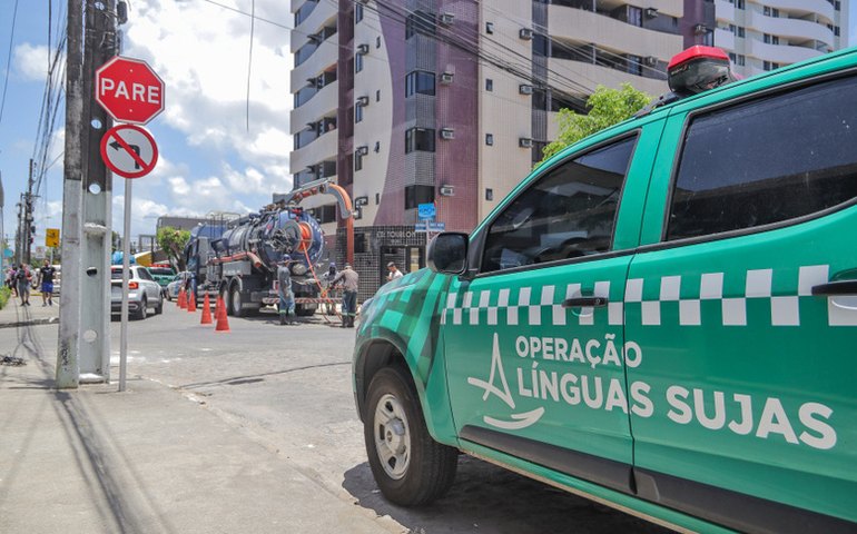 Prefeitura de Maceió autua BRK Ambiental após empresa despejar esgoto na Ponta Verde