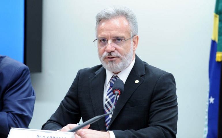 Projeto prevê multa para motorista que não reduz velocidade em caso de atendimento ou obra na pista