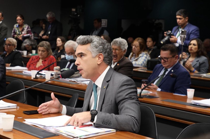 Rafael Brito defende percentual máximo para contratação de professores temporários na rede pública de ensino