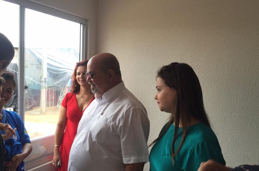 Secretária prestigia entrega de casas na Barra de Santo Antônio