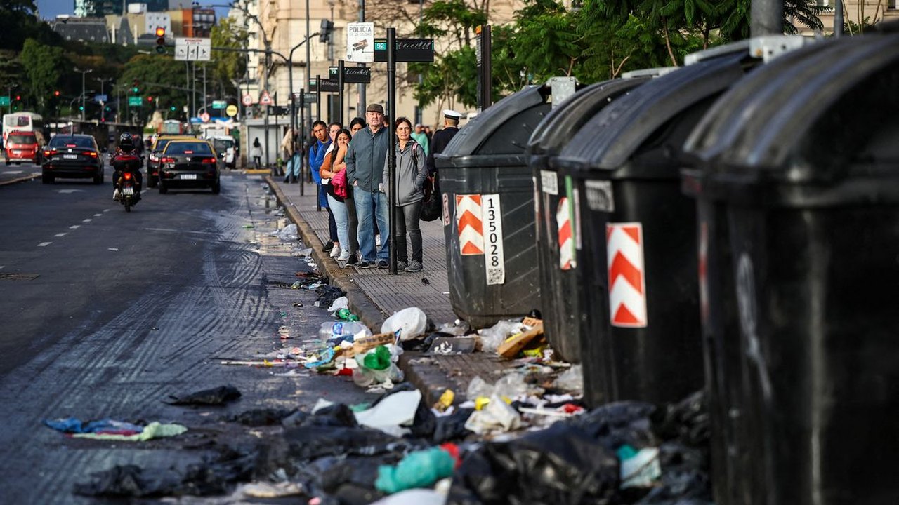 Argentina faz terceira greve geral contra ajuste fiscal de Milei