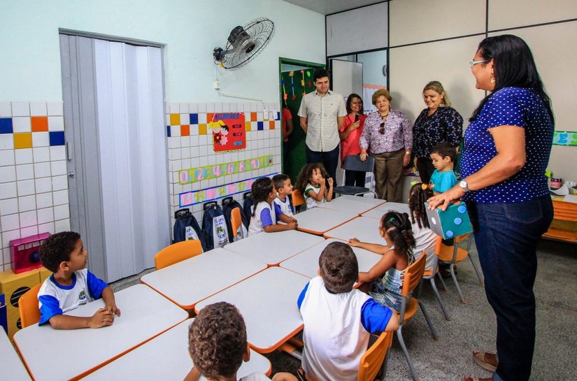 Prefeito Rui Palmeira visita Cmei reformado no bairro do Prado