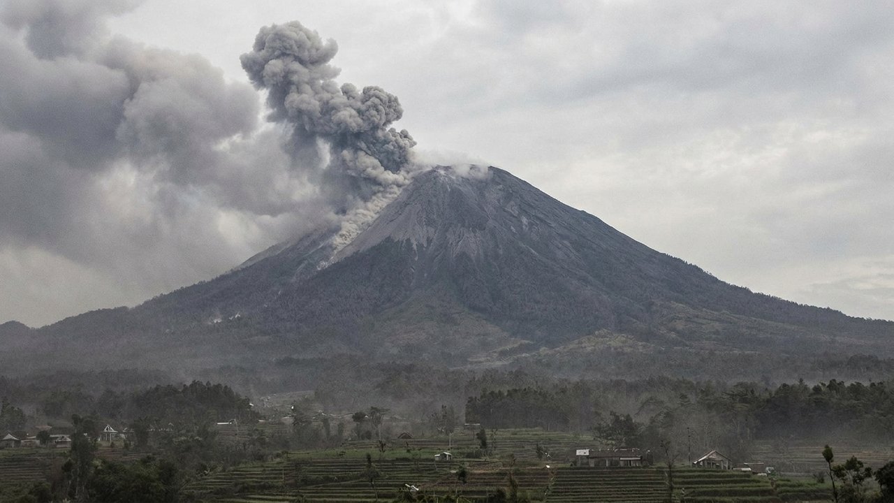 Na Indonésia, vulcão Semeru entra em erupção 9 vezes em 11 horas
