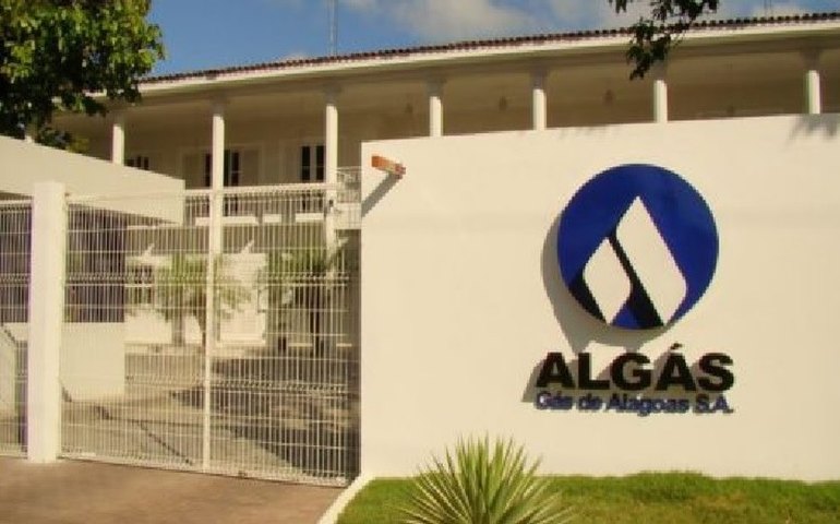 Na Jatiúca, equipes da Algás reparam rede de distribuição danificada