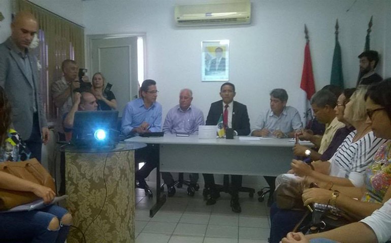 Crise hídrica de Palmeira dos Índios está sendo discutida, em reunião com a presença de várias autoridades