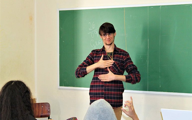 Lei atualiza profissão de guia-intérprete