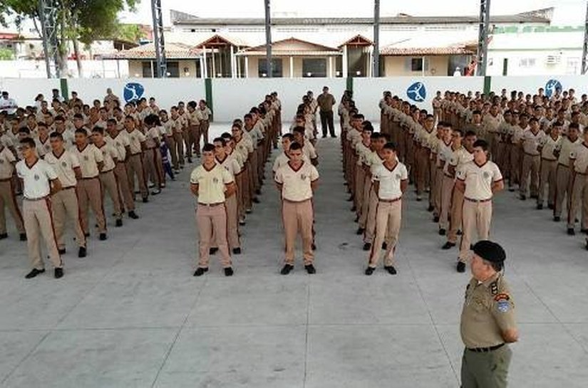 Reencontros e euforia dos novos alunos marcam 1º dia de aula do Colégio Tiradentes