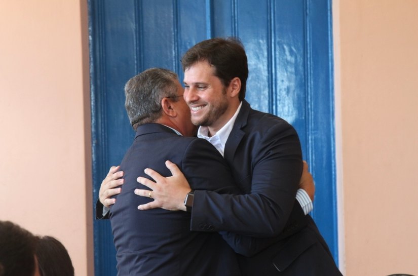 Prefeito Cláudio Filho Cacau transmite cargo para vice Walter Avelino