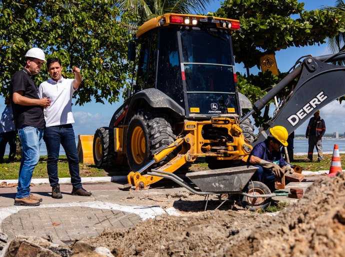 Vice-prefeito e titular da Seminfra acompanha troca de tubulação em avenida de Jaraguá