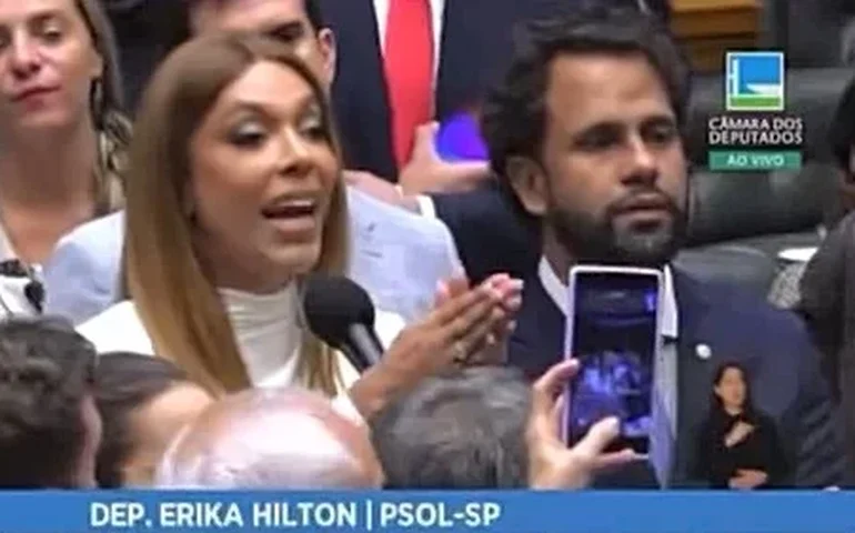 Erika Hilton enquadra direita no plenário e transforma debate da escala 6x1 em cobrança pública