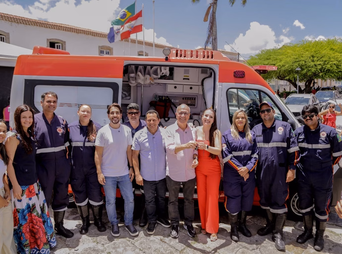 Prefeitura de Penedo entrega 5 veículos, 1 ambulância, fardamentos e van para agricultores