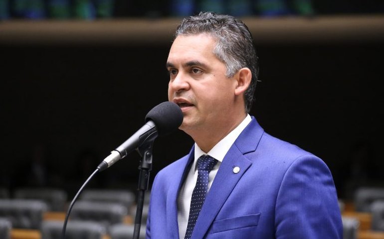 Projeto prevê assentos juntos para famílias em voos sem cobrança extra