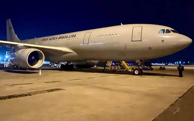 'Obrigada por me salvar': menina desenha avião da FAB e emociona militares ao ser repatriada do Líbano; veja